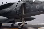 Cảnh chiến đấu cơ AV-8B Harrier hoạt động trên tàu USS Bonhomme Richard