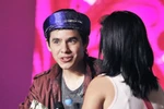 David Archuleta: Mướt mồ hôi, cười rạng rỡ, đội khăn xếp rất Việt Nam