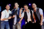 Westlife đến Việt Nam: Fan Việt chống nạng đi đón!