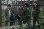 Ukraine: Ngân khố thiếu nghiêm trọng, bỏ ngũ, "trổ cờ" ở Crimea tăng