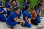 Cho dù có tâm huyết với nghề thì các cô cũng không nên quỳ lạy, van xin