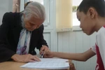 Bà cụ gần 90 tuổi vẫn tận tụy dạy học miễn phí cho học sinh khuyết tật