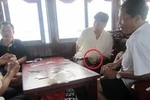 Hiệu trưởng Trường Cao đẳng sư phạm Hưng Yên tham gia đánh bài khi đi công tác
