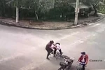 Quảng Ngãi: Khởi tố, bắt tạm giam phụ huynh đánh tới tấp bạn cùng lớp của con