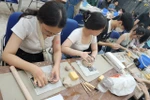 Học sinh THPT "trổ tài" nặn gốm tại Trường ĐH Mỹ thuật Công nghiệp