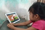 Không có tiền mua smart phone học online, mẹ xót xa nhìn 3 con phải đi học "ké"
