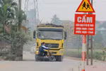 "Thót tim" cảnh xe tải đi qua khu vực trường học ở Hà Nội lúc tan trường
