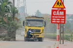 "Thót tim" cảnh xe tải đi qua khu vực trường học ở Hà Nội lúc tan trường