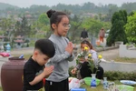 Đưa chồng là người nước ngoài dự lễ tiết Thanh Minh để hiểu về văn hóa VN