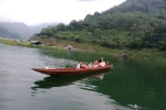 Cô giáo 16 năm chèo thuyền trên sông Đà chở học sinh đến trường