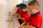 Hòa Bình xã hội hoá để xây nhà vệ sinh, công trình nước sạch cho trường học