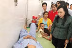 Bộ trưởng Y tế thăm hỏi, động viên nạn nhân vụ lật tàu ở Thanh Hóa