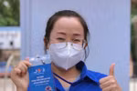 Nữ sinh tình nguyện được người dân yêu thương trong cuộc chiến chống Covid-19