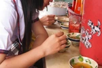 ‘Đặc sản’ vỉa hè của học trò: Vừa ăn vừa nhặt lông