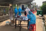 Vợ mới sinh con, thầy giáo vẫn xông vào “trận chiến” chống dịch