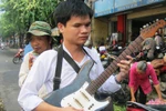 Chàng sinh viên khiếm thị bán vé số nuôi ước mơ