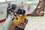Chuyện lạ ở Trung Quốc: Trường bắt phụ huynh đóng phí 'ôm' cho con