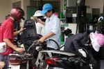 Xăng tiếp tục giảm giá 408 đồng/lít từ 7 giờ tối nay
