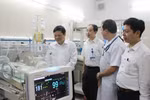 Thứ trưởng Bộ Y tế kiểm tra công tác khám chữa bệnh tại Bệnh viện Xanh pôn