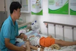 Nhiều học sinh tiểu học nhập viện nghi do bị ngộ độc thực phẩm