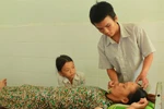 Nỗi niềm chàng sinh viên nghỉ học nuôi mẹ tâm thần