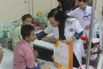 Bộ trưởng mang quà trung thu tới từng giường bệnh 