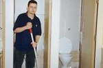 Sinh viên trường danh tiếng phải đi cọ toilet