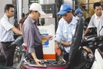 Giá xăng bất ngờ tăng 426 đồng/lít