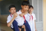 Cảm phục hai chị em đến trường trên một đôi chân