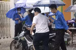 Sĩ tử ở Hà Nội "đội mưa" đi thi môn Toán, mong đề không quá khó