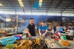 Nghỉ hè, phó hiệu trưởng đi bán thắng cố, mèn mén để có thêm thu nhập