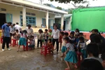 Học sinh bán trú tự bỏ về vì nhớ nhà, thầy cô ở Bắc Trà My vất vả đi vận động 