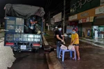 Xuyên đêm vận chuyển thực phẩm cho người dân vùng bị "khóa chặt" tại Bình Dương
