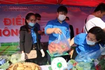 Áo xanh tình nguyện bán nông sản cho nông dân, lợi nhuận ủng hộ học sinh nghèo