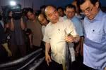 Thủ tướng thăm ngư dân và mua cá dùng cho bữa tối