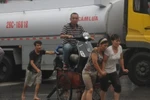 Chìm trong biển nước, người Hà Nội "cõng xế" lội sông
