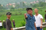 Nhóm tháp tùng nhà sư "đi một bước lạy một lạy" liên tục "tung chưởng"