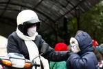 Chùm ảnh: Trẻ em thủ đô ngày giá rét
