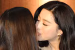 Phát sốt vì nụ hôn đồng giới của Băng Băng, Triệu Vy, Bá Chi