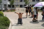 Nam sinh cởi trần quỳ giữa nắng xin bạn gái tha thứ