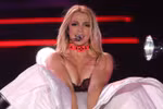 Britney Spears thay bikini liên tục trên sân khấu