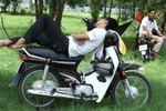 Những tư thế ngủ gà ngủ gật trên xe chỉ có ở Việt Nam