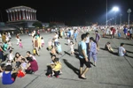 Hà Nội: Hàng ngàn người đổ về quảng trường để trốn nóng
