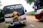 Hà Nội: Bị lái xe tông, CSGT dán mình trước đầu ô tô hơn 1km