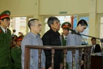 Video: Người nhà bị hại lao vào đòi "xử" Lê Văn Luyện