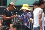 Video: 'Moi tiền' trắng trợn với vỏ bọc bán tăm từ thiện cho các sĩ tử