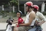 Video: Bé trai chở bố mẹ phóng vút trên đường cao tốc
