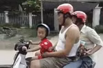 Video: Bé trai chở bố mẹ phóng vút trên đường cao tốc