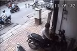 Video: Ăn trộm xe SH không thành bị chủ nhà cầm gạch đuổi tới tấp