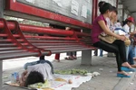 Chạnh lòng trước hình ảnh một em bé phải nằm ngủ ngoài đường